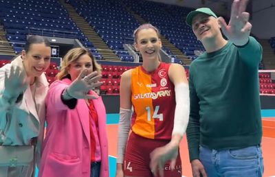 Moment emoționant în Sala Polivalentă din București! Desemnată MVP a semifinalei Cupei CEV, Alexia Căruțașu a fost premiată de tatăl ei