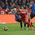 Harry Kane se strecoară printre doi fundași ai Atalantei și va marca pentru 2-0 / Foto: Imago