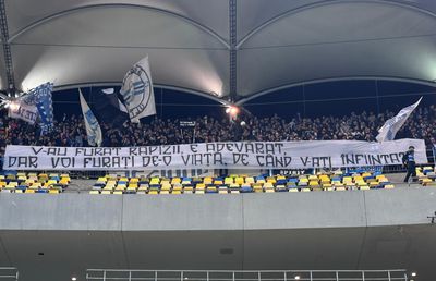 Duelul galeriilor la Dinamo - Craiova: „V-au furat rapizii, e adevărat / Dar voi furați de-o viață, de când v-ați înființat”