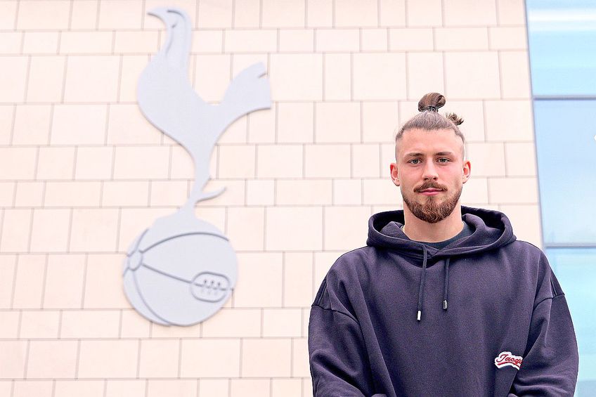 Radu Drăgușin, la Hotspur Way, centrul de antrenament al lui Tottenham // foto: Ionuț Iordache (GSP)