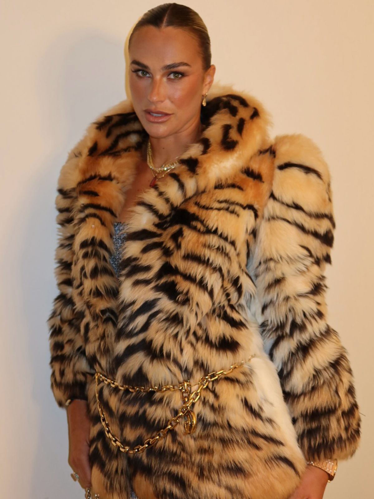 Aryna Sabalenka, apariție spectaculoasă la Miami, în dresuri plasă și haină de 37.000 de euro