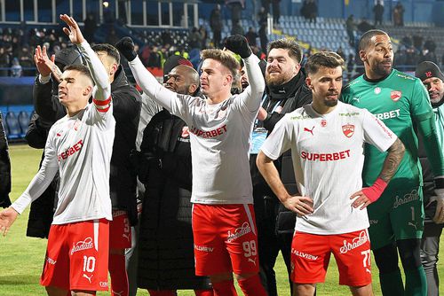 Devis Epassy, primul din dreapta // foto: Imago Images