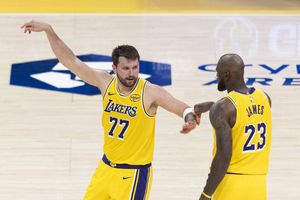 7 victorii consecutive pentru Los Angeles Lakers! Luka Doncic e de neoprit, iar LeBron James bifează o performanță uluitoare
