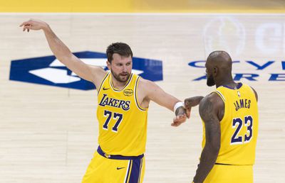 7 victorii consecutive pentru Los Angeles Lakers! Luka Doncic e de neoprit, iar LeBron James bifează o performanță uluitoare