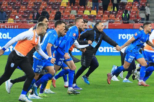 Rus și restul jucătorilor olteni au sărbătorit la final în fața galeriei. Foto: Ionuț Iordache (GSP)