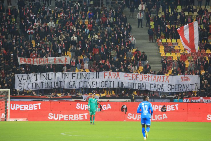 Banner Dinamo - „Partidul frf / V-a ținut în funcții fără performanță / Și continuați să conduceți un fotbal fără speranță”