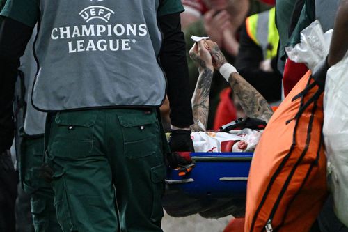 Noa Lang își ține degetul tăiat adânc în timp ce este scos pe targă de pe teren / Foto: Imago