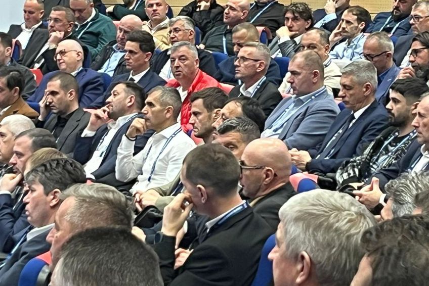 Andrei Nicolescu (centru) n-a avut nicio șansă în fața lui Valeriu Argăseală și a lui Alexandru Meszar pentru Comitetul Executiv al FRF