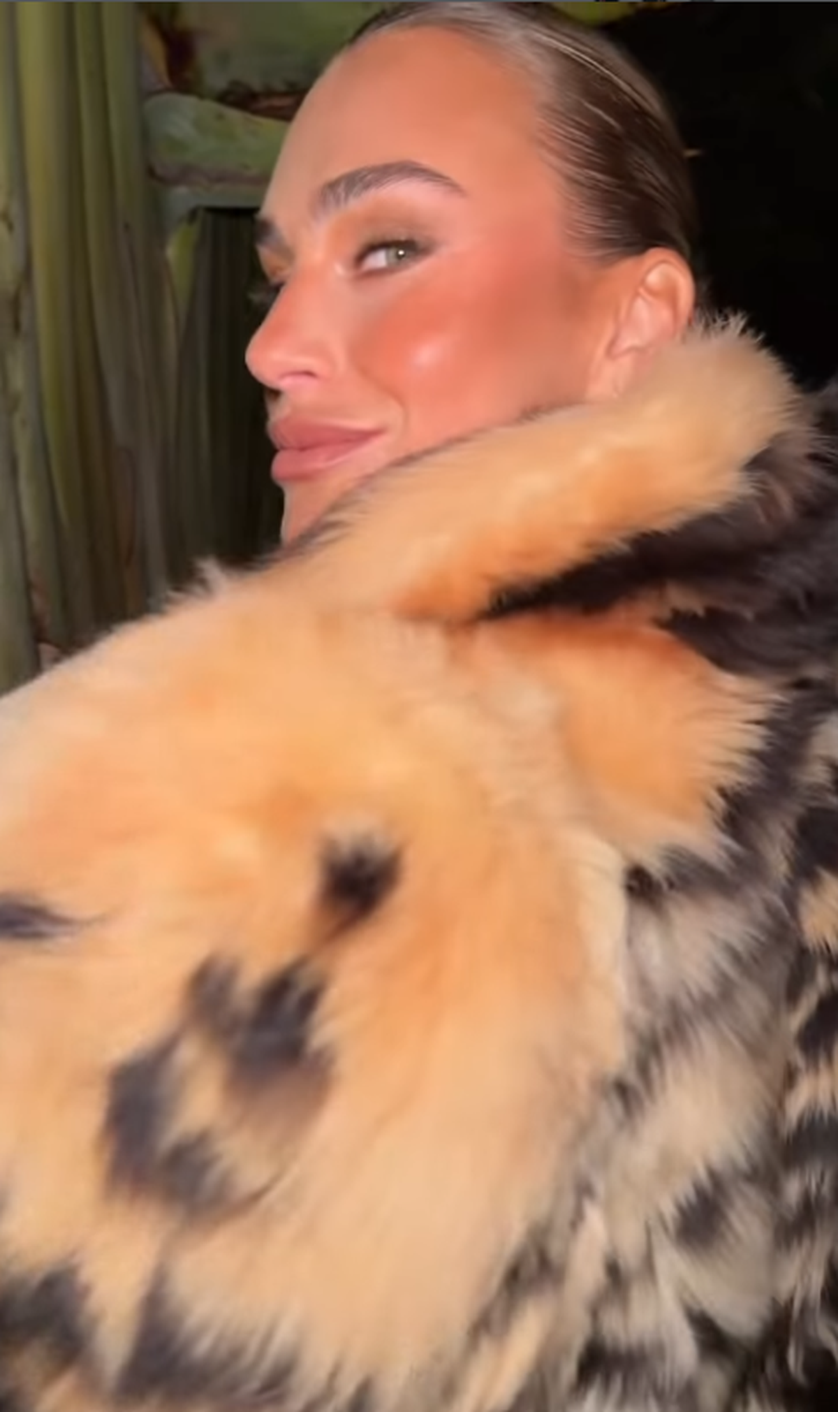 Aryna Sabalenka, apariție spectaculoasă la Miami, în dresuri plasă și haină de 37.000 de euro