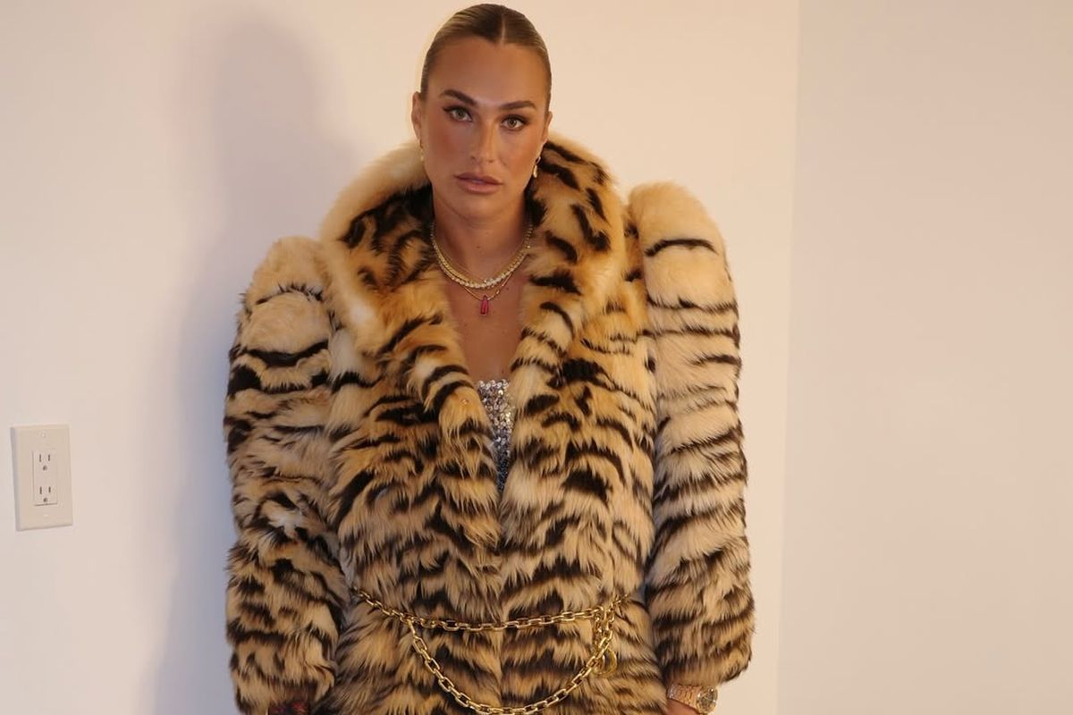 Aryna Sabalenka, apariție spectaculoasă la Miami, în dresuri plasă și haină de 37.000 de euro