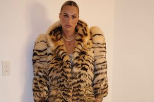 Aryna Sabalenka, apariție spectaculoasă la Miami, în dresuri plasă și haină de 37.000 de euro