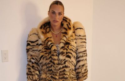 Aryna Sabalenka, apariție spectaculoasă la Miami, în dresuri plasă și haină de 37.000 de euro