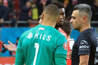 Dinamoviștii acuză arbitrajul: „A fost penalty!” + „Când am întrebat arbitrul, a zâmbit”