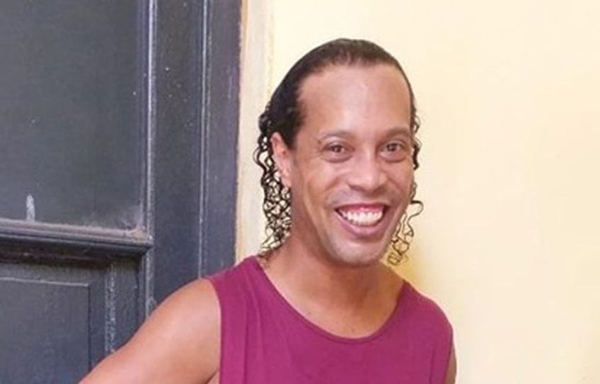 Ronaldinho a intrat în direct într-o transmisie televizată, din arestul la domiciliu