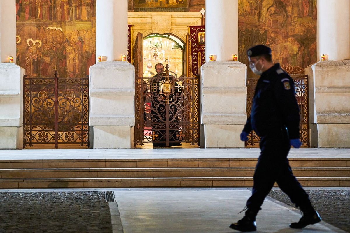 7 angajați ISU Bacău au jucat fotbal lângă izoletă în prima zi de Paști