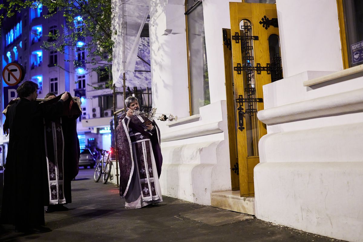 7 angajați ISU Bacău au jucat fotbal lângă izoletă în prima zi de Paști