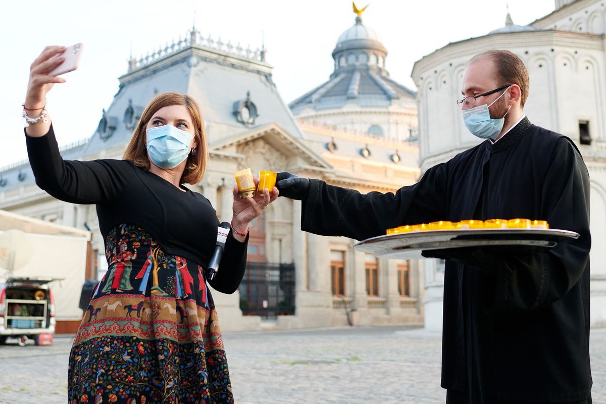 CORONAVIRUS. VIDEO Zeci de persoane nu au respectat interdicția și au mers la slujbă în Vinerea Mare » Imaginile postate de un deputat