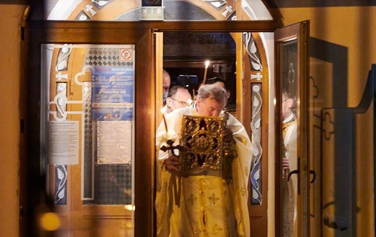 FOTO Românii au primit Sfânta Lumină! Imagini emoționante de la cea mai importantă sărbătoare a Ortodoxiei