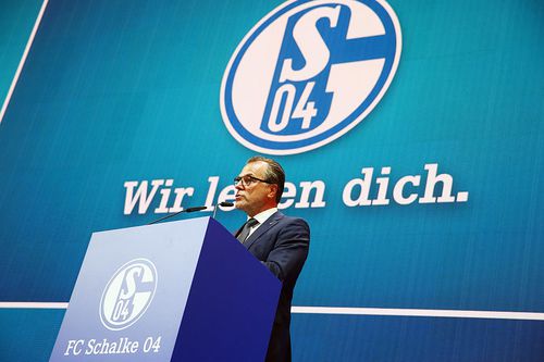 În vedea reluării campionatului, cel mai probabil pe 8 mai, președintele Consiliului de Administrație de la Schalke, Clemens Tönnies, s-a arătat dispus să pună la dispoziția Ligii (DFL) laboratorul fabricii de produse din carne pe care o deține.