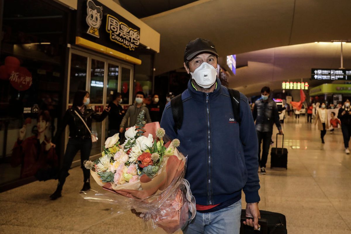 FOTO După 104 zile de exil, jucătorii echipei din primul focar de COVID-19 au fost așteptați cu flori de sute de fani