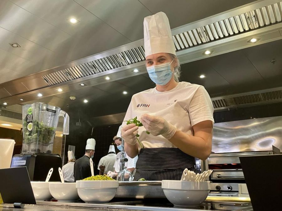 Laura Chiper a trebuit să pregătească salata Laura Chiper a trebuit să pregătească salata