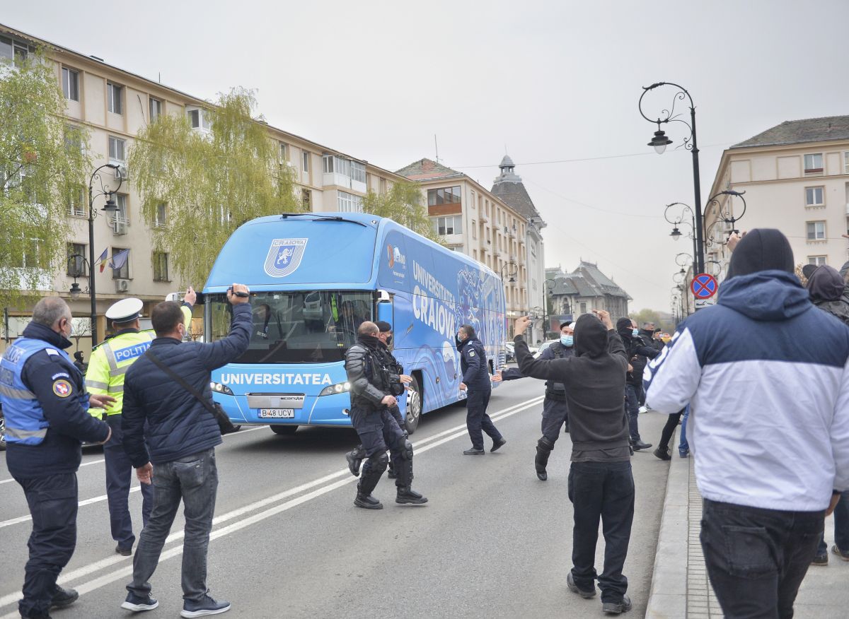 Atmosferă încinsă la Craiova » Torțe și fumigene aprinse în fața stadionului