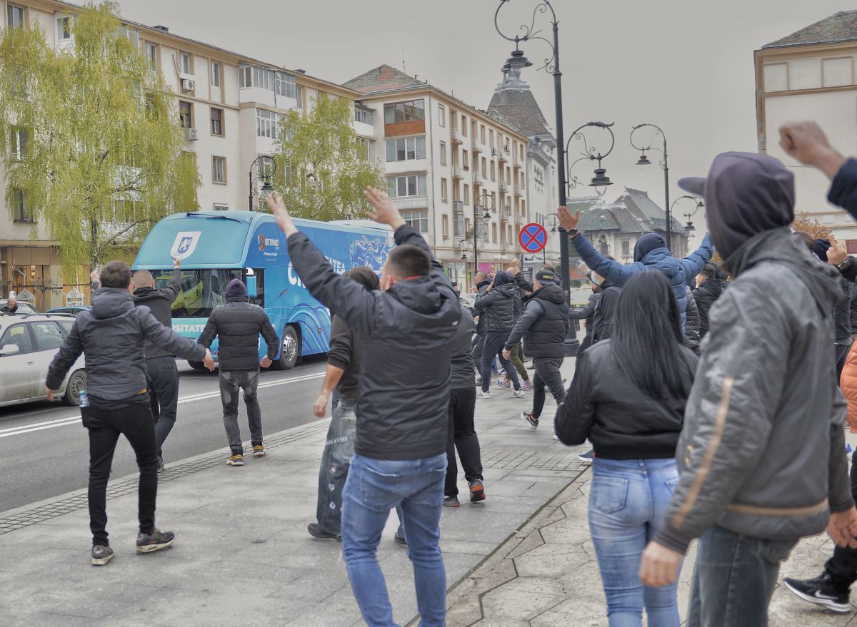 Atmosferă încinsă la Craiova » Torțe și fumigene aprinse în fața stadionului