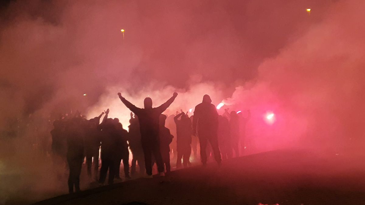 Atmosferă încinsă la Craiova » Torțe și fumigene aprinse în fața stadionului