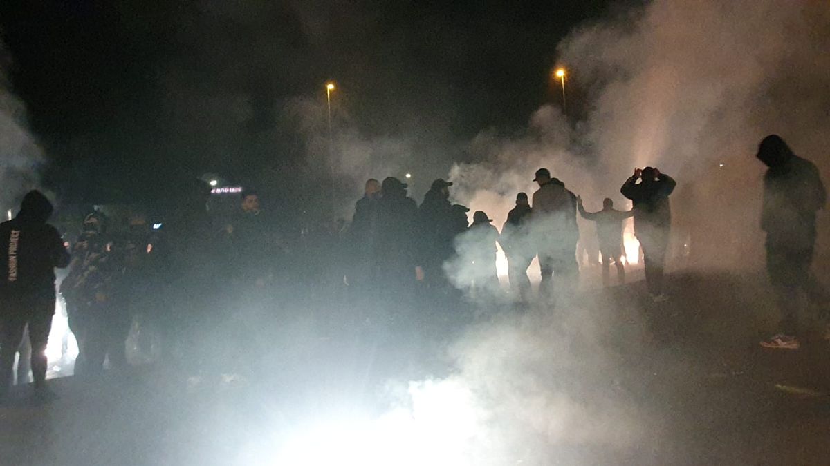 Atmosferă încinsă la Craiova » Torțe și fumigene aprinse în fața stadionului