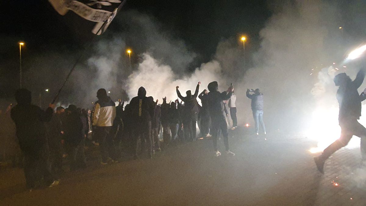 Atmosferă încinsă la Craiova » Torțe și fumigene aprinse în fața stadionului