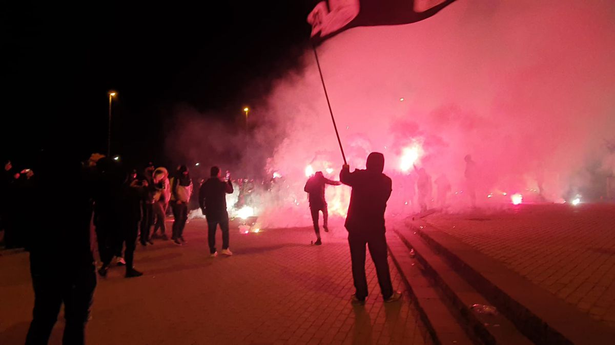 Atmosferă încinsă la Craiova » Torțe și fumigene aprinse în fața stadionului