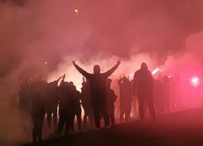 Atmosferă încinsă la Craiova » Torțe și fumigene aprinse în fața stadionului