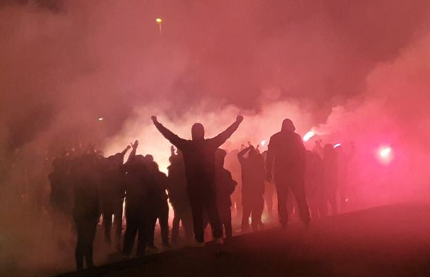 Atmosferă încinsă la Craiova » Torțe și fumigene aprinse în fața stadionului