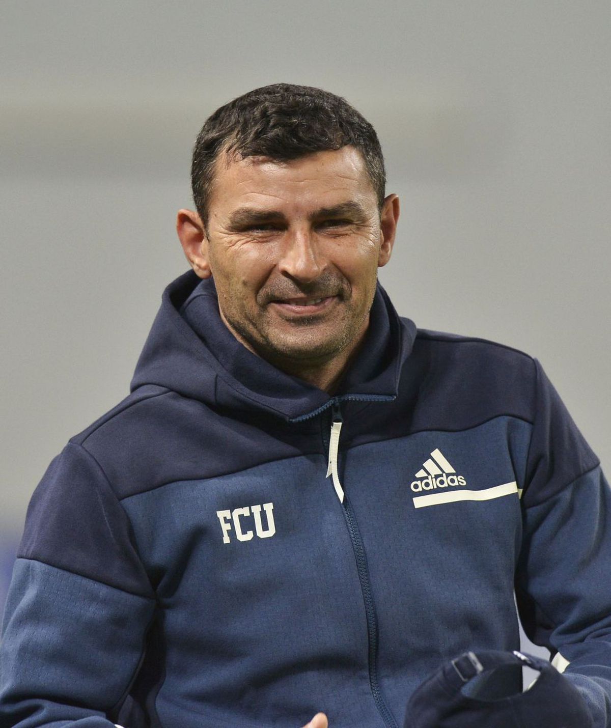 Atmosferă încinsă la Craiova » Torțe și fumigene aprinse în fața stadionului