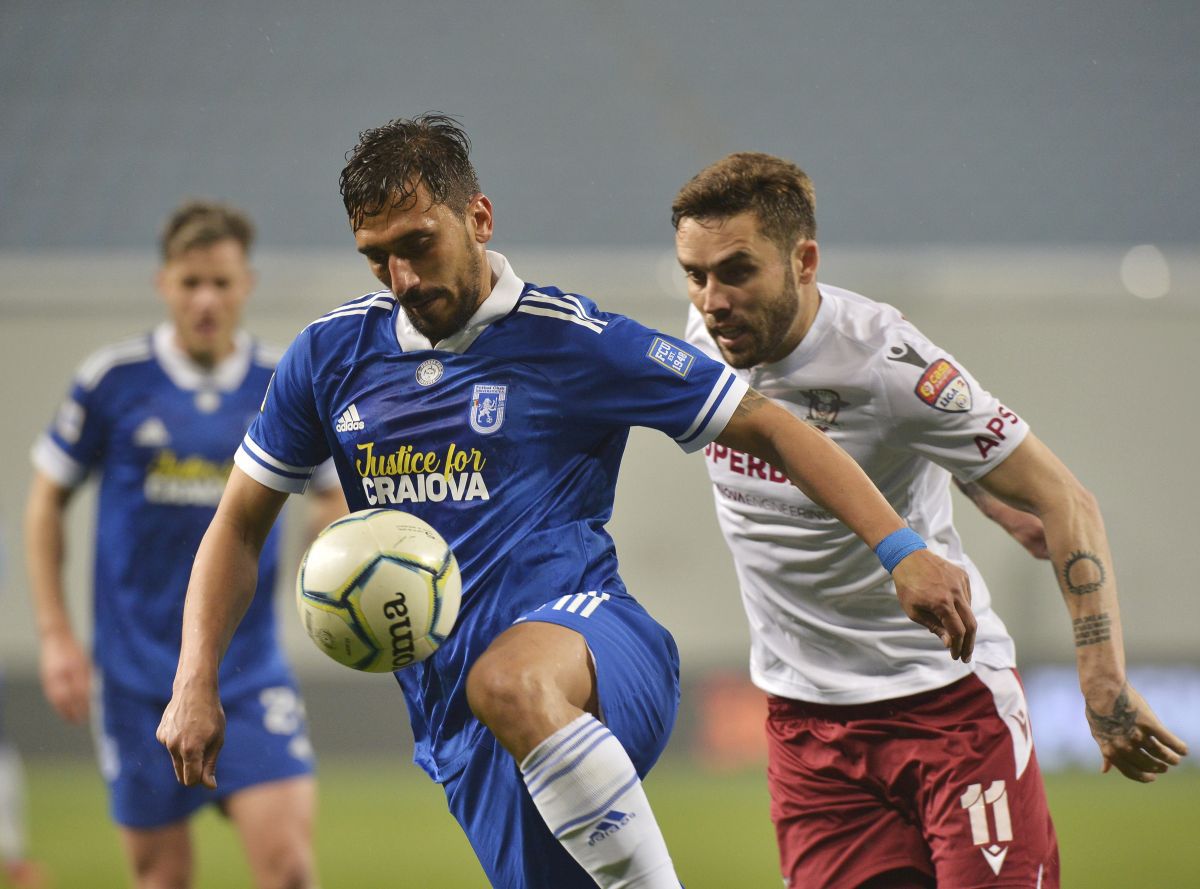 Atmosferă încinsă la Craiova » Torțe și fumigene aprinse în fața stadionului