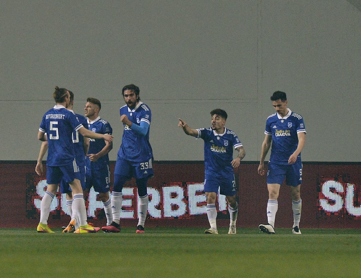 Atmosferă încinsă la Craiova » Torțe și fumigene aprinse în fața stadionului