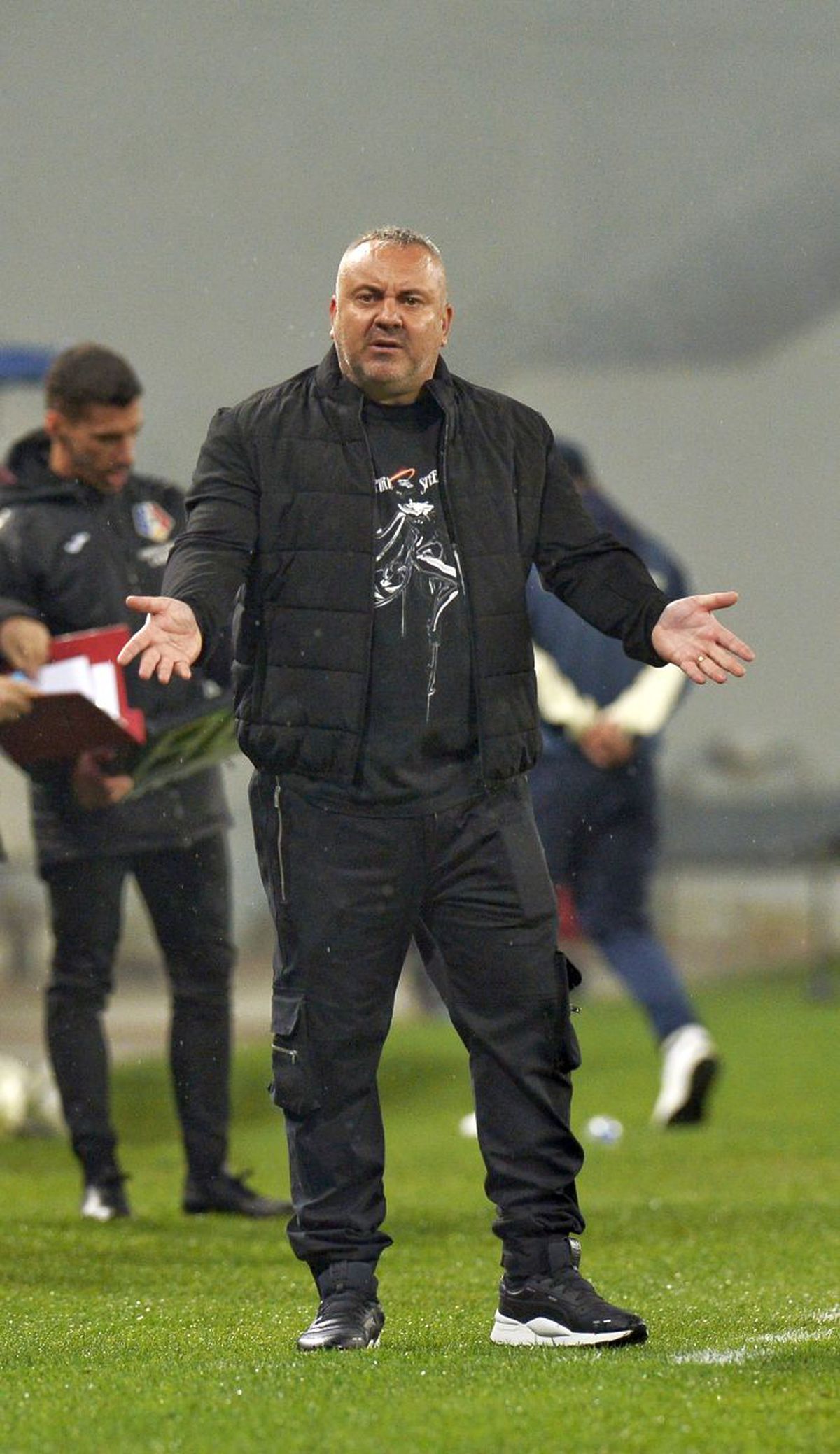 Atmosferă încinsă la Craiova » Torțe și fumigene aprinse în fața stadionului