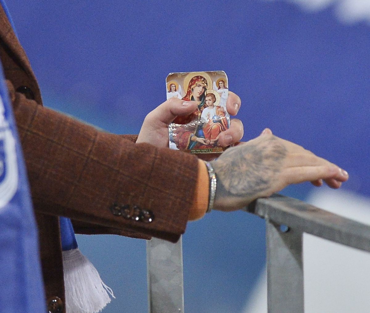 Atmosferă încinsă la Craiova » Torțe și fumigene aprinse în fața stadionului