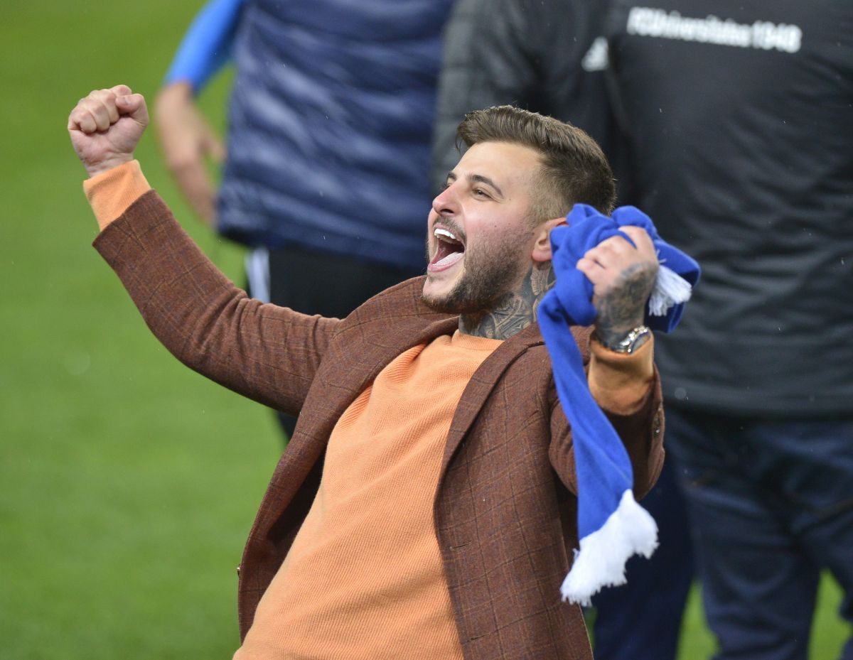 Atmosferă încinsă la Craiova » Torțe și fumigene aprinse în fața stadionului