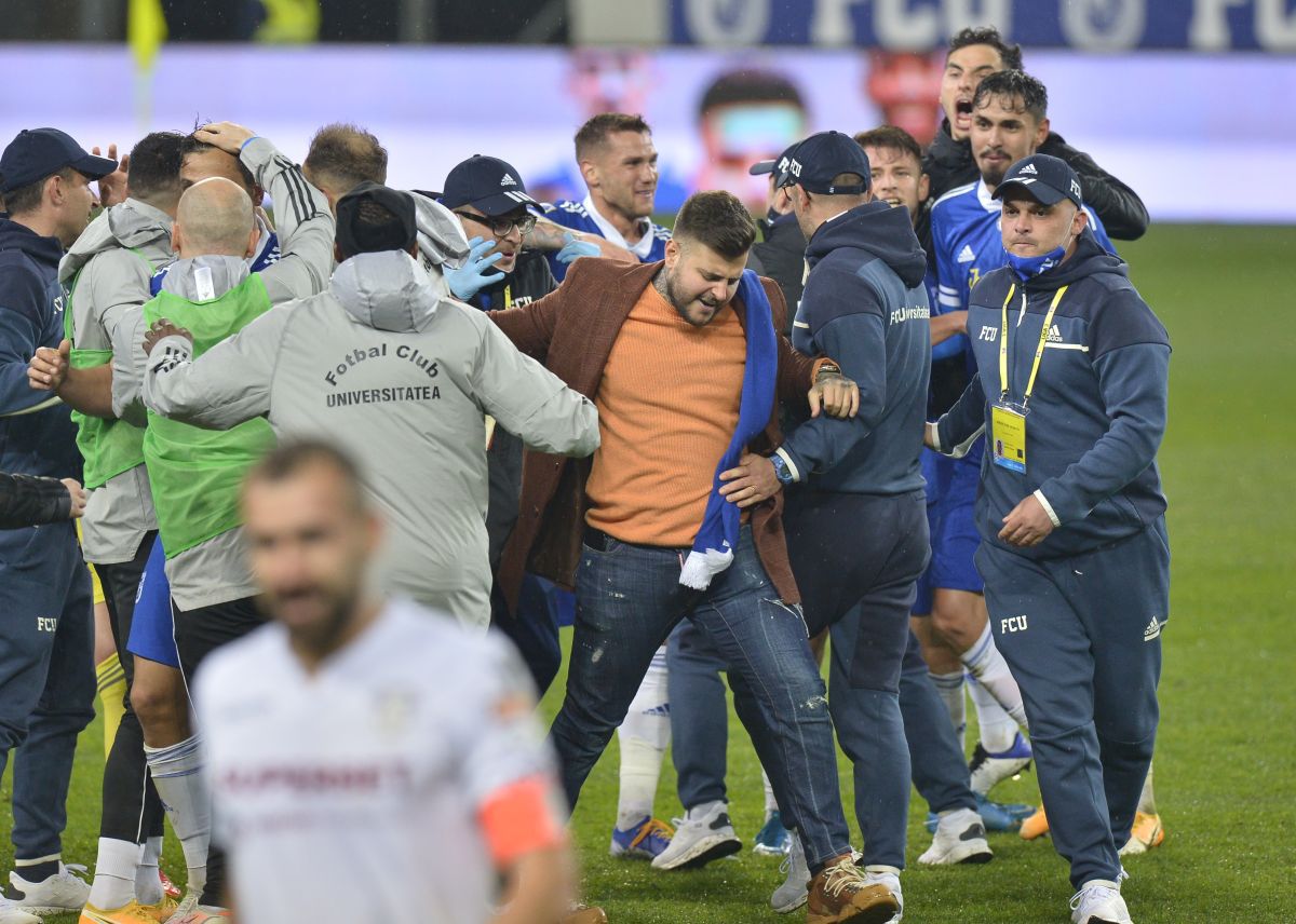 Atmosferă încinsă la Craiova » Torțe și fumigene aprinse în fața stadionului