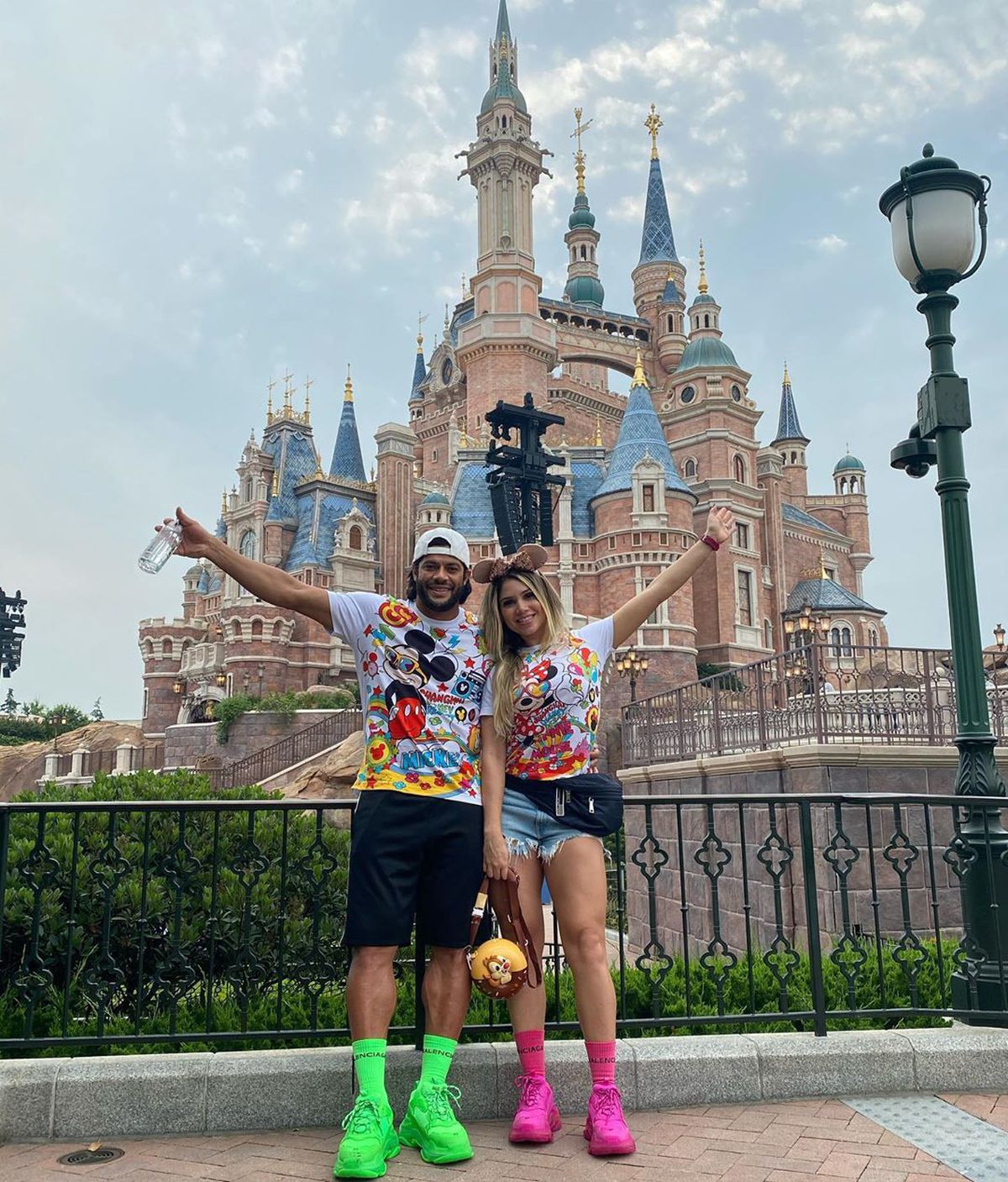 Fostul mare internațional s-a cununat cu nepoata fostei lui soții. Imagini de senzație: party de lux în resort