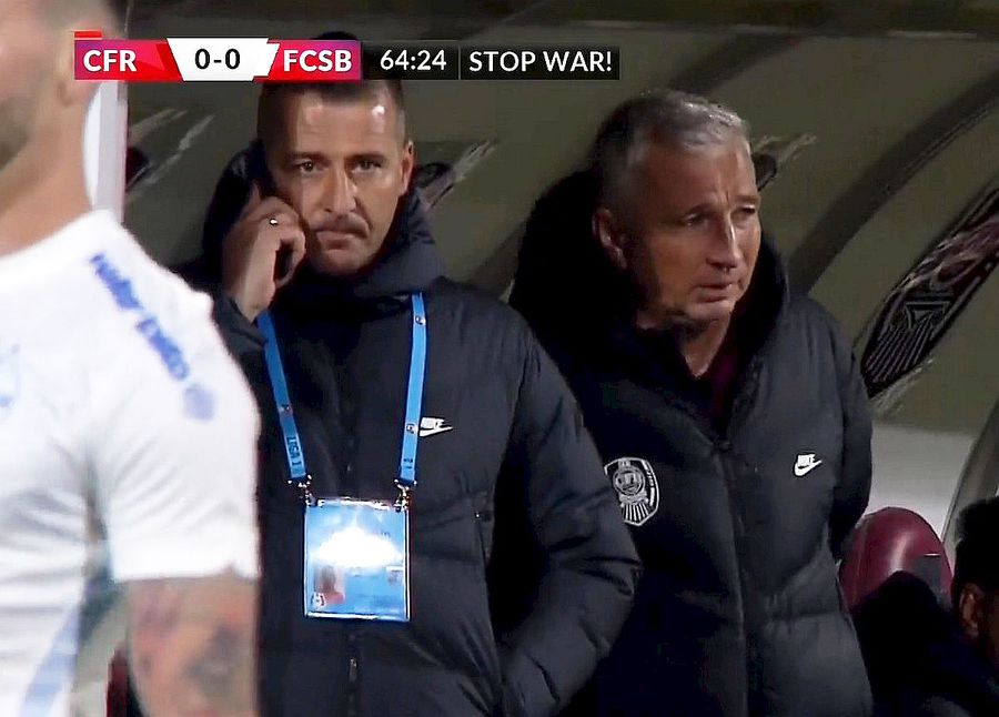 Panin surprins de camerele Digi vorbind la telefon în timpul meciului cu FCSB Nelu Varga, nervi și amenințări după înfrângerea cu FCSB: „Vă dau afară pe toți!” » De ce a sunat pe bancă în timpul meciului