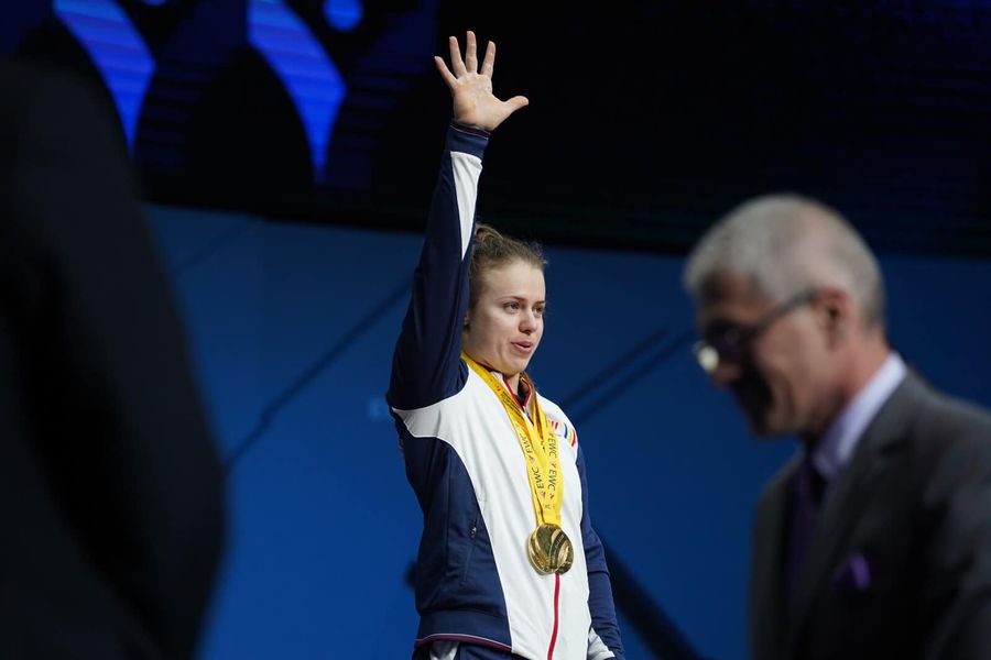 Loredana Toma și cinci degete pentru cinci medalii de aur FOTO FR Haltere Fantastică la Erevan: Loredana Toma, 3 medalii de aur! » Al cincilea titlu european la total