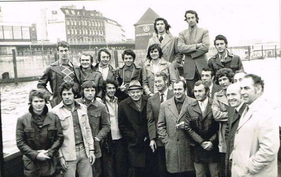 Imagine înaintea meciului Hamburg - Steagul Roșu Brașov 8-0, cel mai îngrozitor eșec din istoria fotbalului românesc FOTO Arhivă personală Petru Cadar, fotbalistul care a dat tonul celebrei „remontade” cu Beșiktaș, a făcut dezvăluiri de senzație: „Aveam glezna butuc. Am fost la o babă din Codlea, care m-a pus în tocul ușii. Nu înțelegeam de ce” + A fost vândut pe două sobe de teracotă!