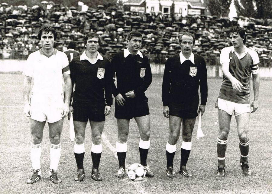 Pe vremea când era arbitru asistent. În imagine: Costică Ștefănescu, Petru Cadar, Radu Petrescu, Florin Popescu și Gino Iorgulescu FOTO Arhivă personală Petru Cadar, fotbalistul care a dat tonul celebrei „remontade” cu Beșiktaș, a făcut dezvăluiri de senzație: „Aveam glezna butuc. Am fost la o babă din Codlea, care m-a pus în tocul ușii. Nu înțelegeam de ce” + A fost vândut pe două sobe de teracotă!