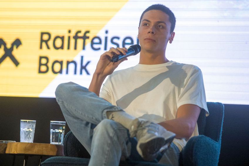 Prezent în cadrul unei conferințe de presă pentru a face public parteneriatul cu Raiffeisen Bank, David Popovici, 18 ani, a povestit că nu se ocupă el de gestionarea banilor și lasă acest lucru pe seama unor persoane de încredere.