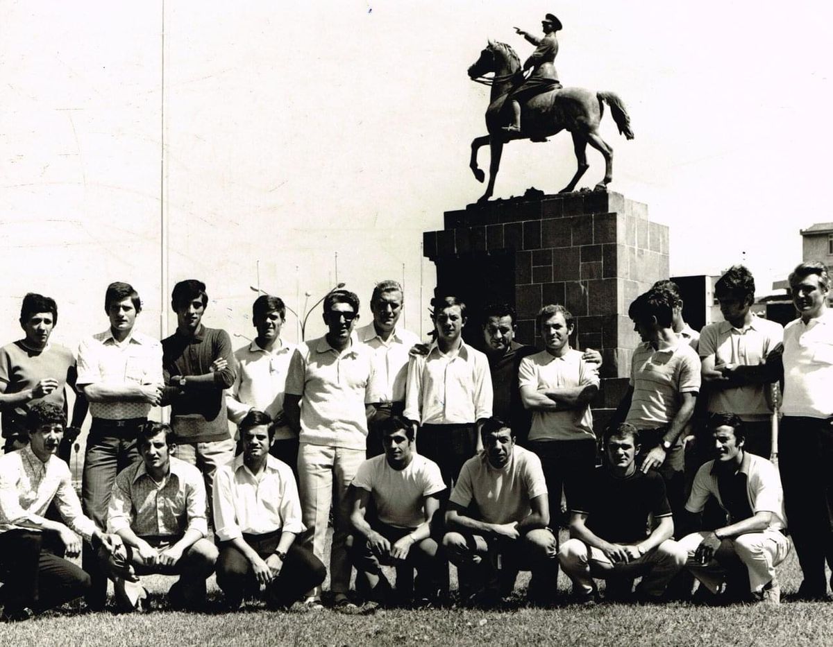 Dezvăluiri controversate în studioul GSP despre un nume important din fotbalul românesc: „Ne dădea cu palma peste fund în baie!”