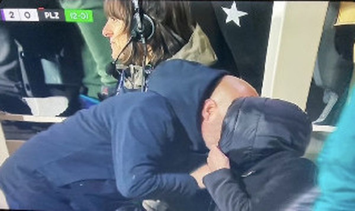 Moment controversat în Conference League » Imediat după gol, antrenorul Fiorentinei a mers în spatele băncii și a sărutat o jurnalistă căsătorită
