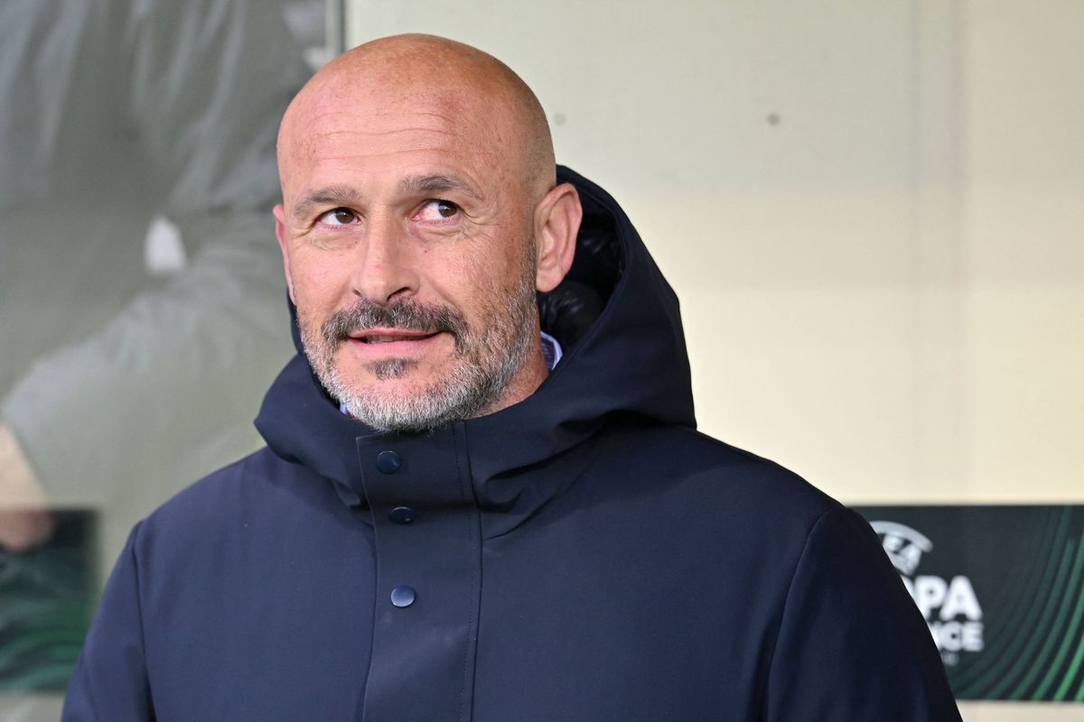 Moment controversat în Conference League » Imediat după gol, antrenorul Fiorentinei a mers în spatele băncii și a sărutat o jurnalistă căsătorită