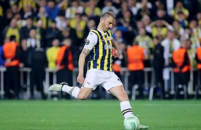 EPIC FAIL în Conference » Legendarul fotbalist a fost introdus special pentru loteria penaltyurilor și tocmai el a ratat lovitura decisivă!